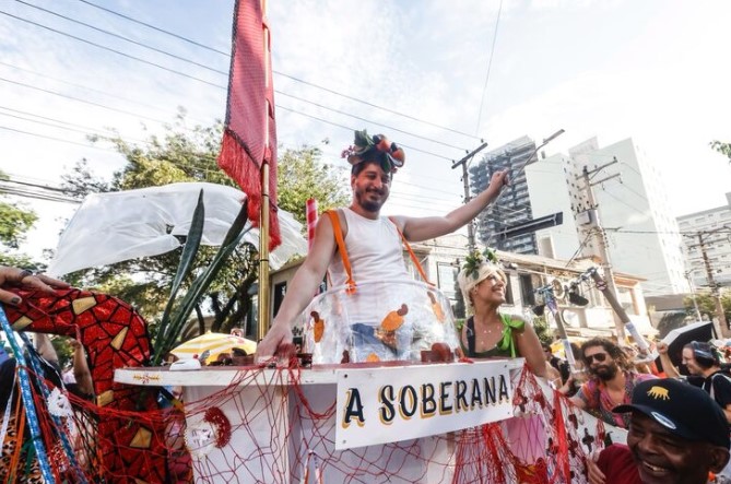 Com críticas a Trump e defesa da soberania, bloco arrasta 10 mil foliões em Pinheiros no Carnaval de São Paulo com-criticas-a-trump-e-defesa-da-soberania,-bloco-arrasta-10-mil-folioes-em-pinheiros-no-carnaval-de-sao-paulo