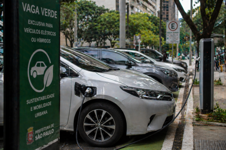 Câmara de SP aprova projeto que cria “vagas verdes” para veículos menos poluentes camara-de-sp-aprova-projeto-que-cria-“vagas-verdes”-para-veiculos-menos-poluentes
