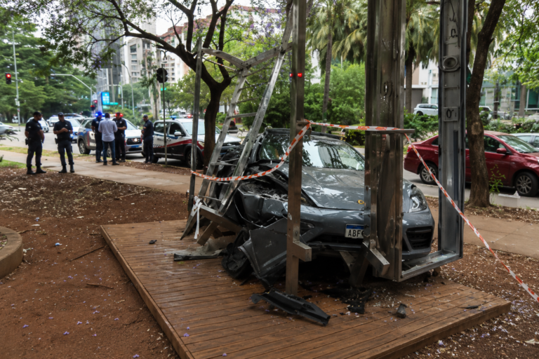porsche-invade-calcada-e-destroi-academia-publica-no-itaim-bibi
